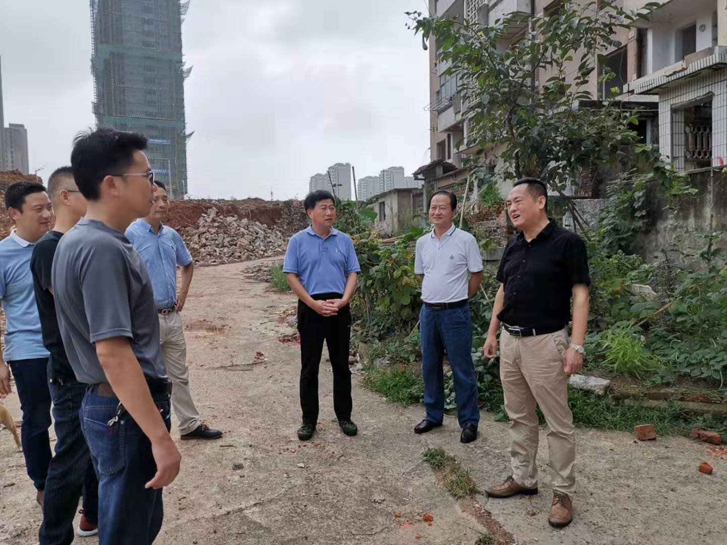 為加快方家沖、造紙廠和桂花園新安置區建設，2019年9月5日下，市城建集團總經理衛民陪同市政府副秘書長劉陳寅深入項目建設現場，調度推進安置區征遷工作.jpg