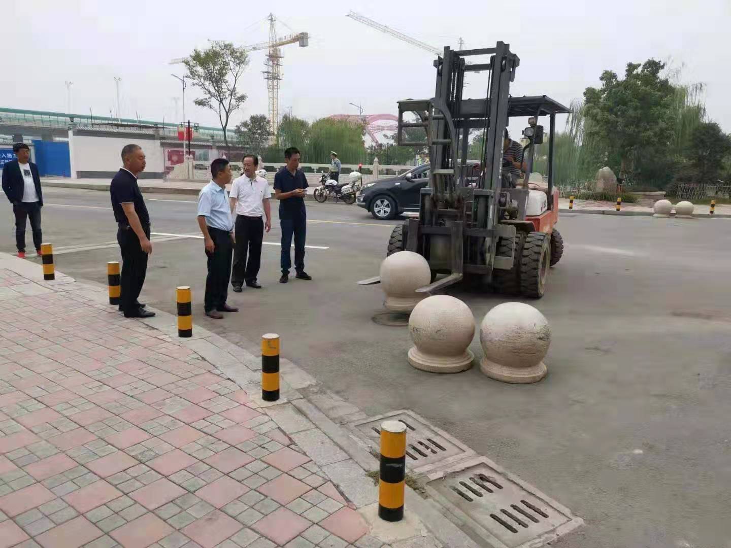 為向新中國成立七十周年獻禮，市城建集團攻堅克難，實現了北門棚改區域民生路10月1日零時順利通車。國慶假期，市城建集團堅持做好一線工作，在與交警部門共同做好民生路通車保障工作外，抓細節，抓落實，確保其他各項工作有序推進。.jpg